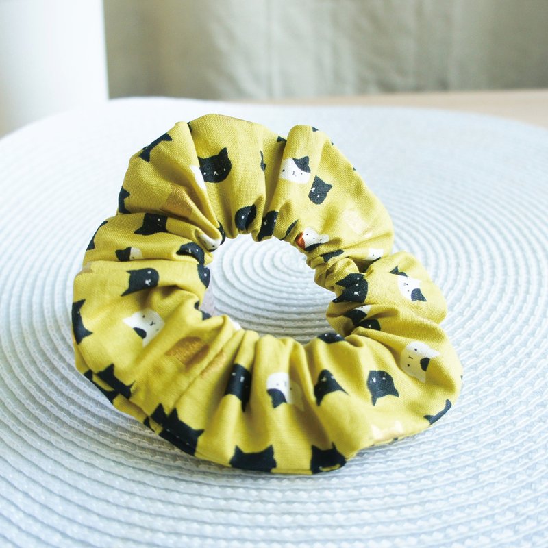 Lovely Japanese cloth [meow hair bundle, mustard yellow] scrunchie - เครื่องประดับผม - ผ้าฝ้าย/ผ้าลินิน สีทอง