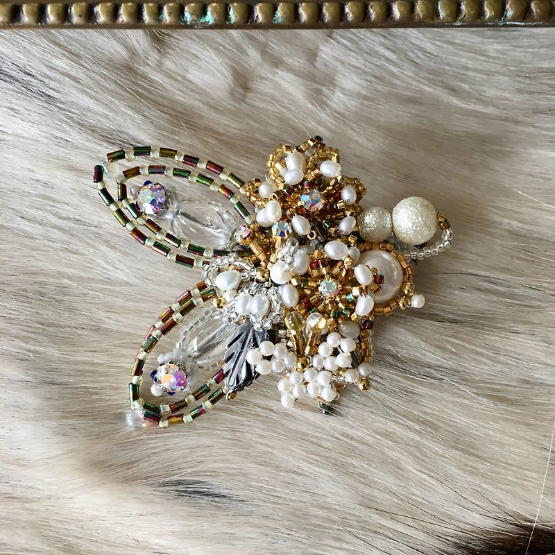 Butterfly and Pearl garden - Brooches - Gemstone Multicolor