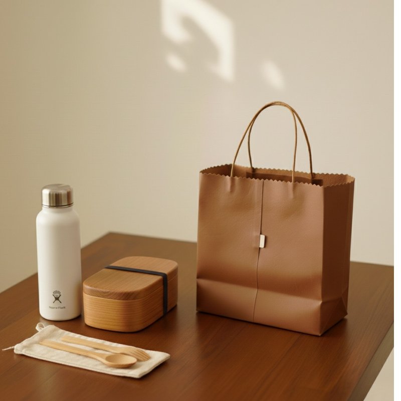 本革 レザートートバッグ 紙袋モチーフ・牛革ブラウン 折りたたみ可能なショッピングバッグ - トートバッグ・ハンドバッグ - 革 ブラウン