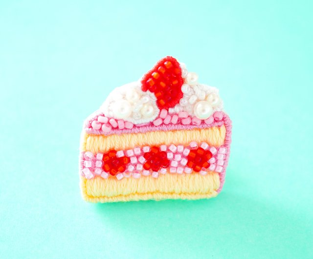 ビーズ刺繍のいちごのショートケーキのピンバッジ ピンク - ショップ