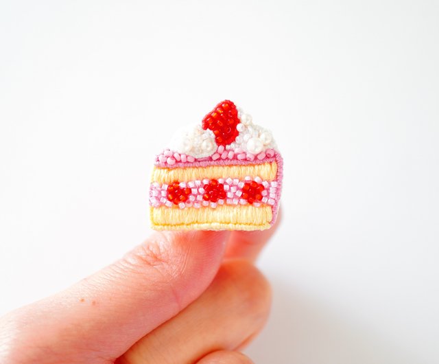 ビーズ刺繍のいちごのショートケーキのピンバッジ ピンク - ショップ