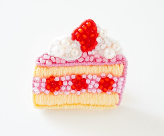 ビーズ刺繍のいちごのショートケーキのピンバッジ ピンク - ショップ