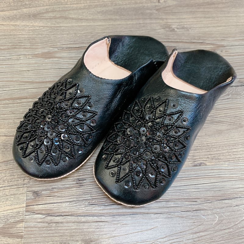 Moroccan babouche room slippers beaded embroidered black - รองเท้าแตะในบ้าน - หนังแท้ สีดำ