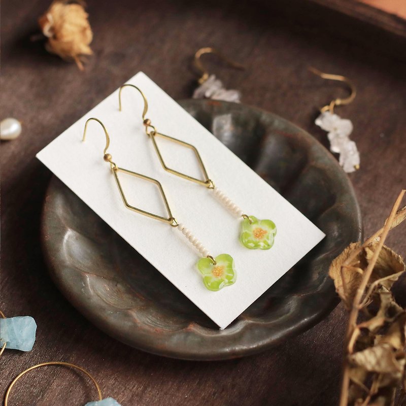 Flower collection book mini handmade earrings - small grass song can be changed clip - ต่างหู - เรซิน สีเขียว