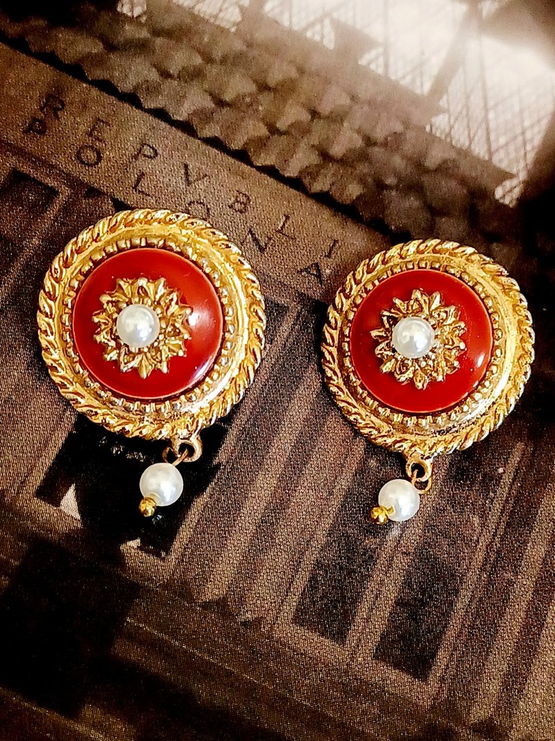 vintage jewelry 巴洛克圓形金色徽章 針式耳環 - 耳環/耳夾/耳骨夾 - 其他金屬 