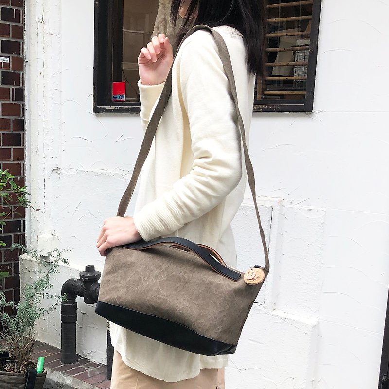 nomad-mini ・ Olive tannin dyed canvas x leather shoulder bag - กระเป๋าถือ - ผ้าฝ้าย/ผ้าลินิน สีเขียว