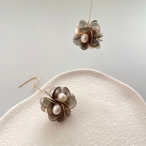 JYC.accessories 透明黑 珍珠花球 uv樹脂耳環 14K包金手工耳環 耳夾 交換禮物穿搭