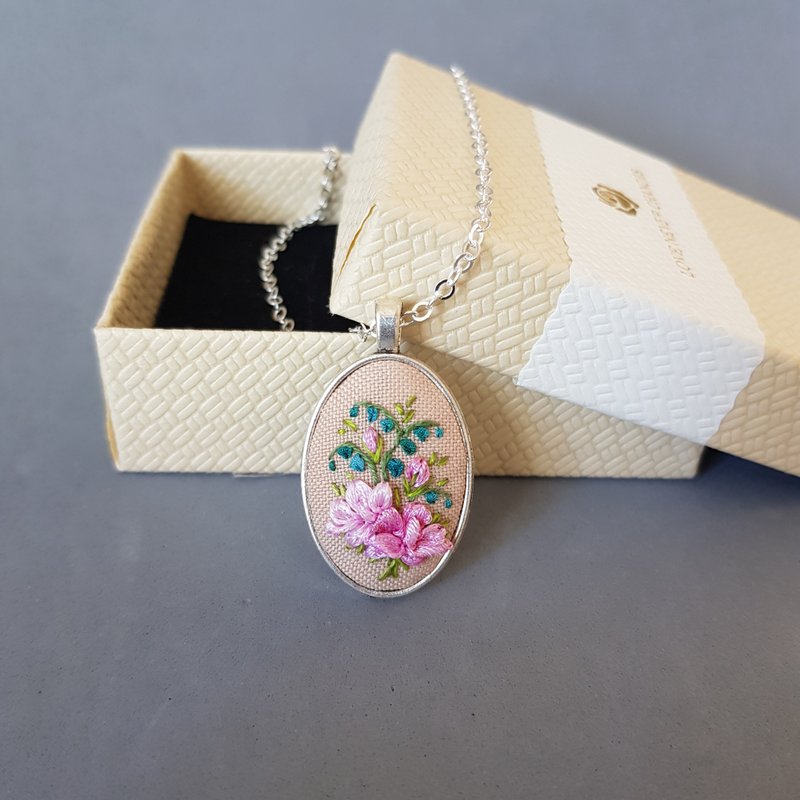 Ribbon embroidered pendant for her, hand embroidery jewelry necklace - สร้อยคอ - ผ้าไหม สึชมพู