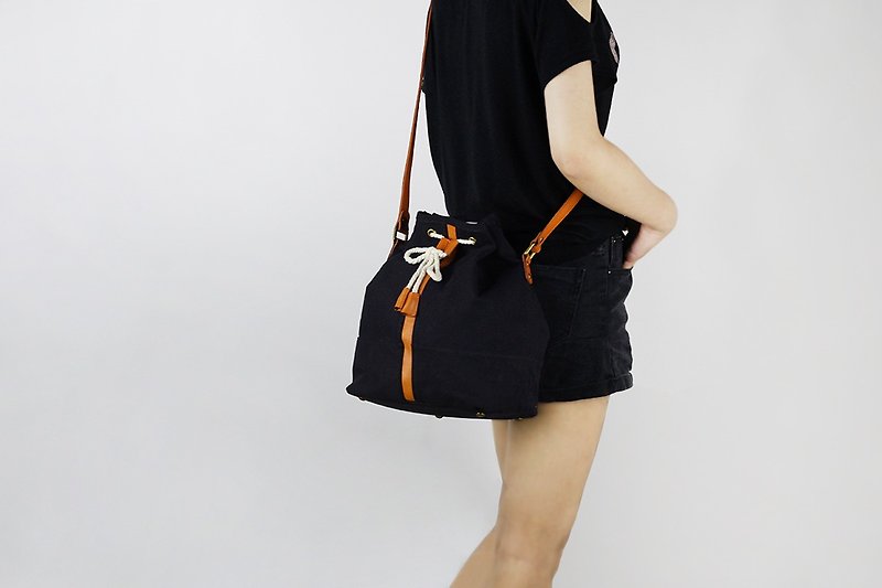 Leather Bucket Bag, Canvas Crossbody Bag Leather, Leather Shoulder Bag, Canvas shoulder bag, Gift for Her, Drawstring Bag - กระเป๋าแมสเซนเจอร์ - ผ้าฝ้าย/ผ้าลินิน สีดำ
