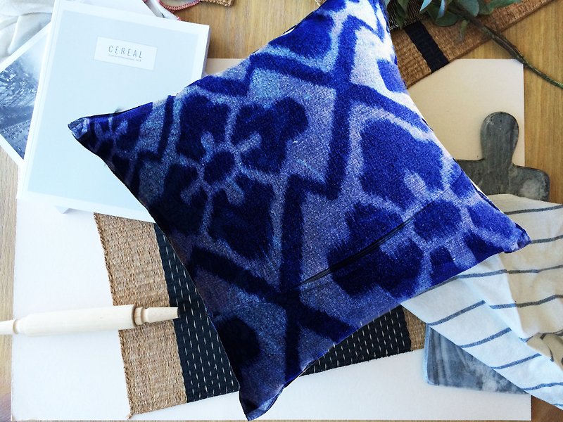 Indigo Pillowcase with batik stamp - 枕頭/咕𠱸 - 棉．麻 藍色