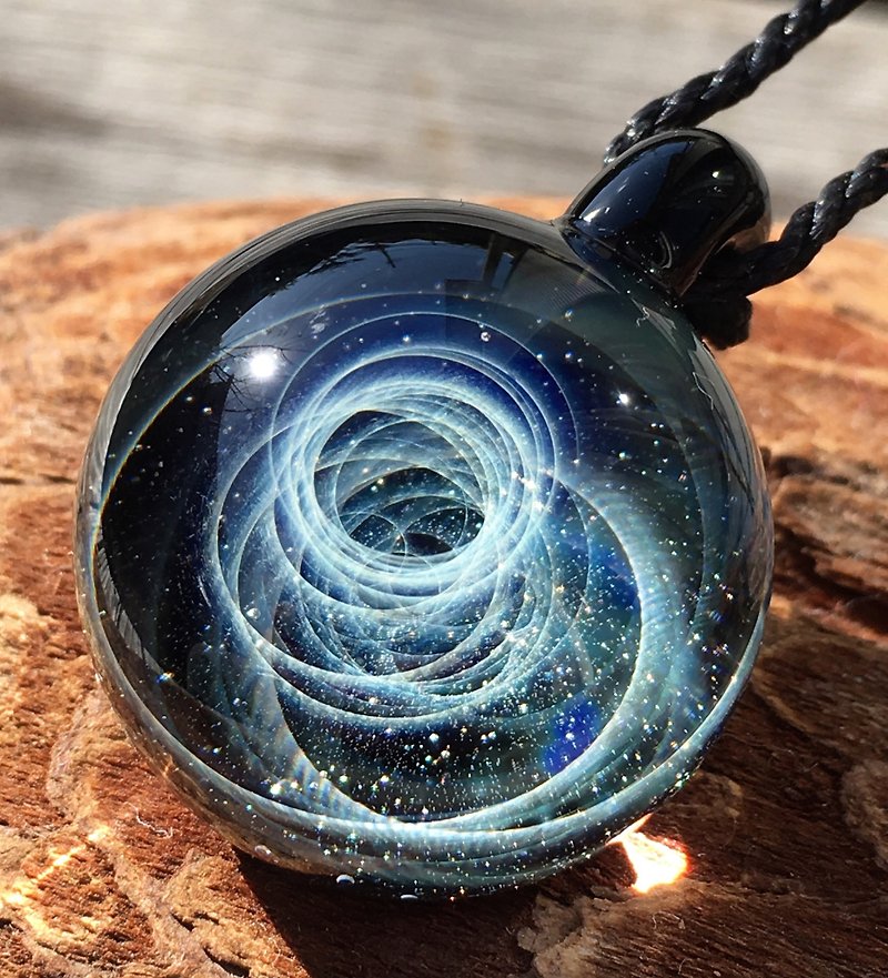 boroccus  A galaxy  A nebula  The solid whirlpool design  Thermal glass  Pendant - Necklaces - Glass Black