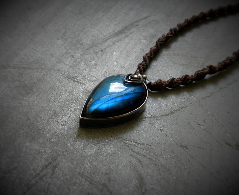 The priest 's eye - Necklaces - Gemstone Blue