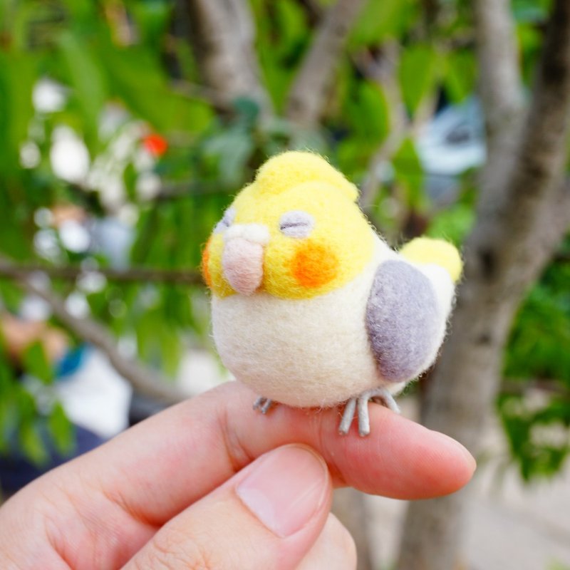 一隻有想法的鳥 - 羊毛氈黃色鸚鵡 擺飾背包別針鑰匙圈 聖誕挂飾 - 裝飾/擺設  - 羊毛 黃色