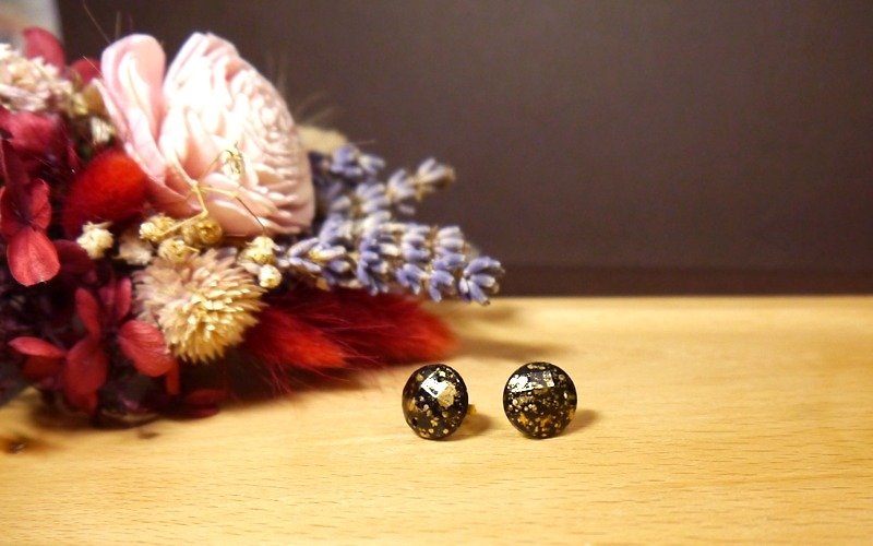 G9 Light you up vintage imitation gold leaf earrings - Earrings & Clip-ons - Other Materials Black