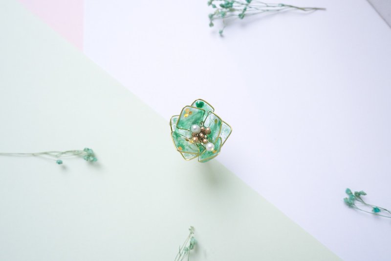 Transparent X green micro-transparent resin earrings