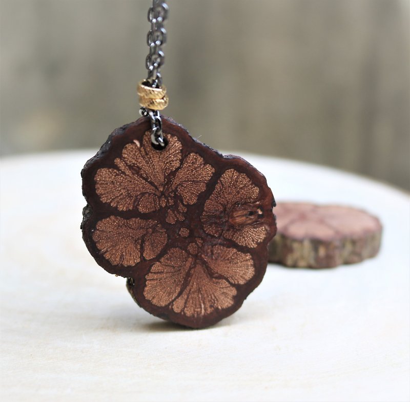 【She Shines】Chrysanthemum Vine Necklace - Necklaces - Wood Brown