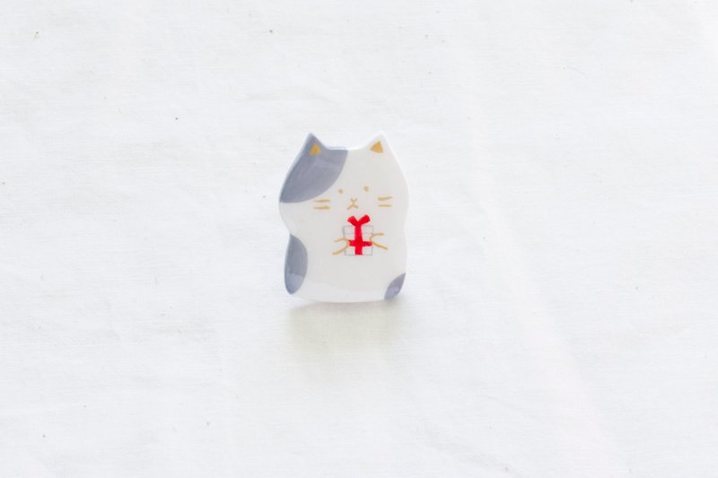Holding a gift box with a cat pin / brooch / Christmas gift - เข็มกลัด - ดินเหนียว สีเทา