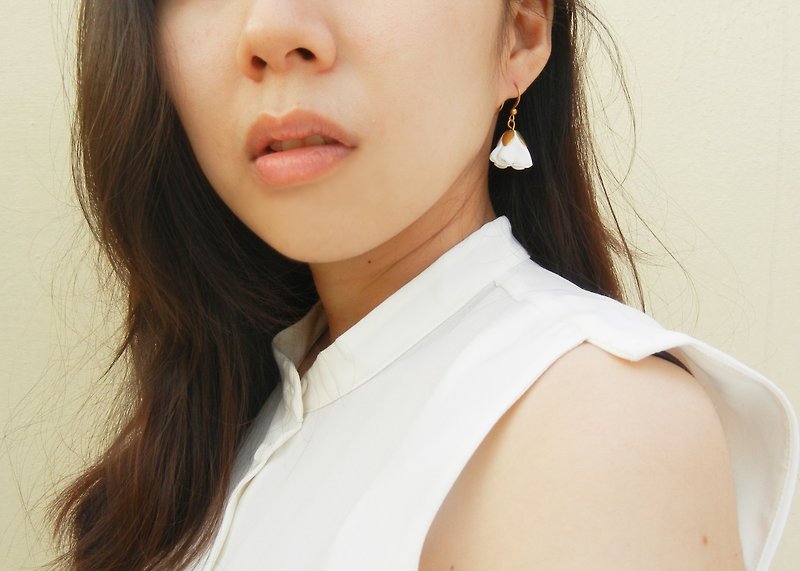 *Coucoubird*Bronze white flower earrings - Earrings & Clip-ons - Clay White