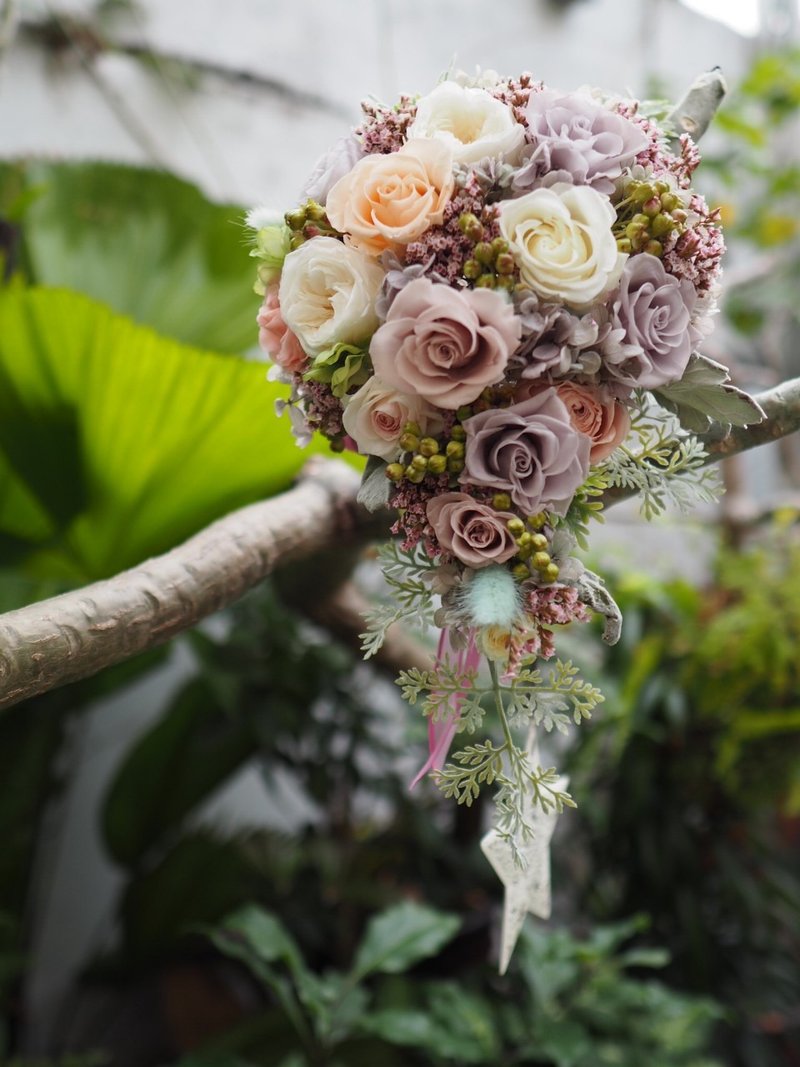 Romantic European Water Drop Bouquet-Preserved Flower Dry Flower Wedding Bridal Bouquet - ช่อดอกไม้แห้ง - พืช/ดอกไม้ สึชมพู