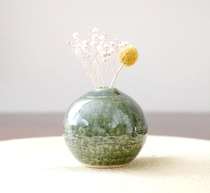 A round, plump vase made with Oribe glaze - เซรามิก - ดินเผา สีเขียว