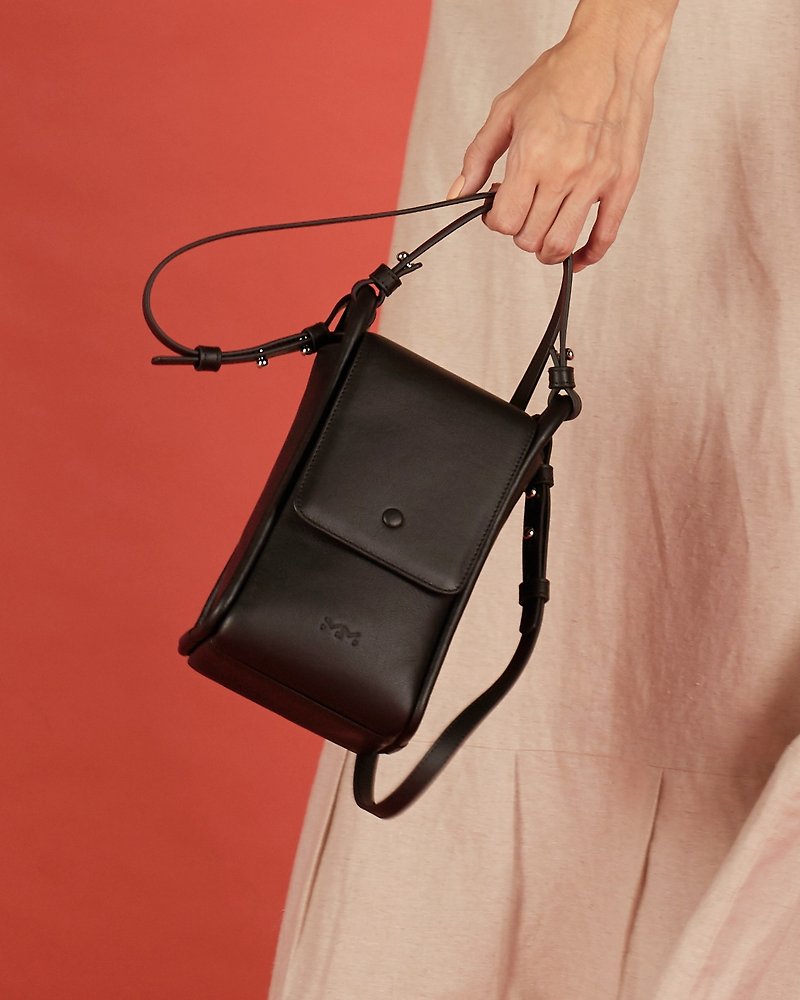Emily - Compact crossbody bag in Black - กระเป๋าถือ - หนังแท้ สีดำ