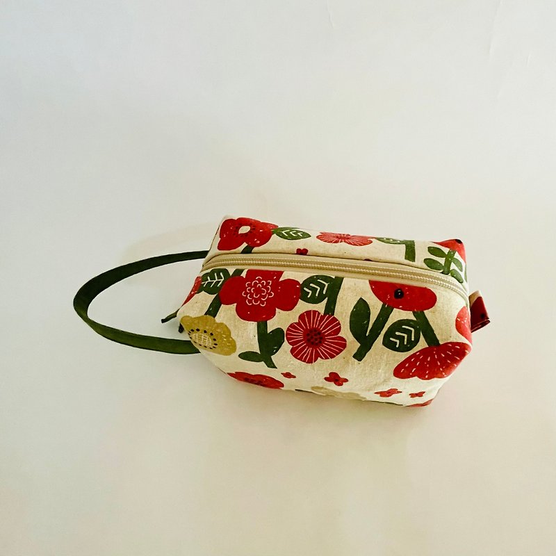 Toast bag holding hand storage bag. Good capacity. Inner pocket with 4 compartments. Japanese design cloth - Handbags & Totes - Cotton & Hemp Red
