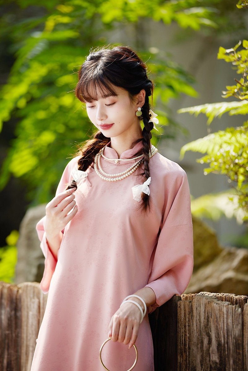 粉色 花瓣領倒大袖七分袖旗袍 新中式國風春節改良洋裝連身裙 - 旗袍 - 其他人造纖維 粉紅色