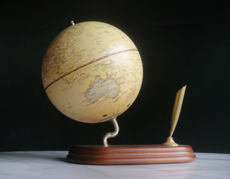 [OLD-TIME] Early second-hand wooden globe made in Taiwan - ของวางตกแต่ง - วัสดุอื่นๆ หลากหลายสี