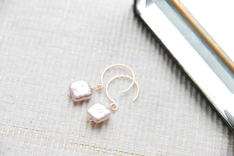 Square pink pearl earrings (14 gold gf) - ต่างหู - เครื่องเพชรพลอย สึชมพู