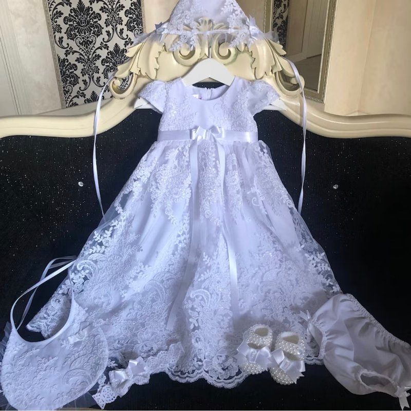 White lace outfit for baby girl: dress, headband, bonnet, bib, panties, shoes. - ชุดเด็ก - วัสดุอื่นๆ ขาว