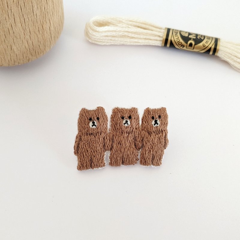 Threesome bear embroidery brooch - Brooches - Thread Brown