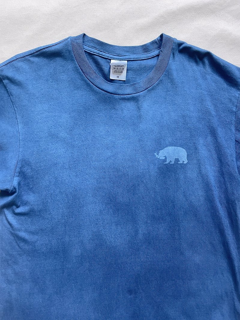 Made in Japan Ainu Pattern Bear with Salmon Indigo T-shirt Tie-dye Uneven Dye Hokkaido ainu - เสื้อฮู้ด - ผ้าฝ้าย/ผ้าลินิน สีน้ำเงิน