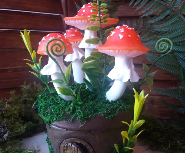 Mushroom lamp consisting of three pink mushrooms and berries - Shop Magic  Night Lights Lighting - Pinkoi