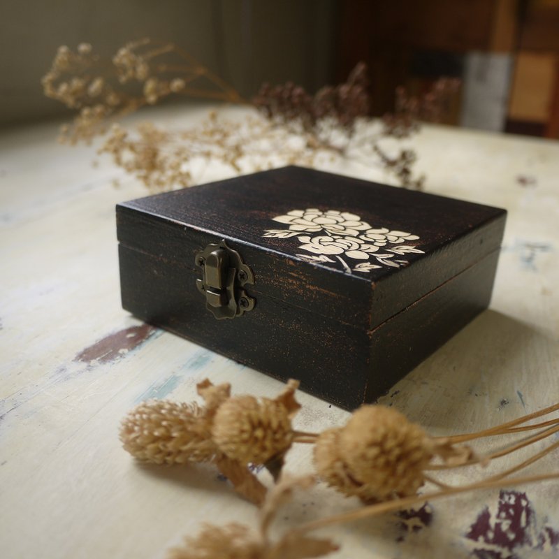 Handmade Jewelry Box-Rose Jewelry Box Imitation Forged Wood Made of Pine Craftsman Handmade Gift - กล่องเก็บของ - ไม้ สีทอง