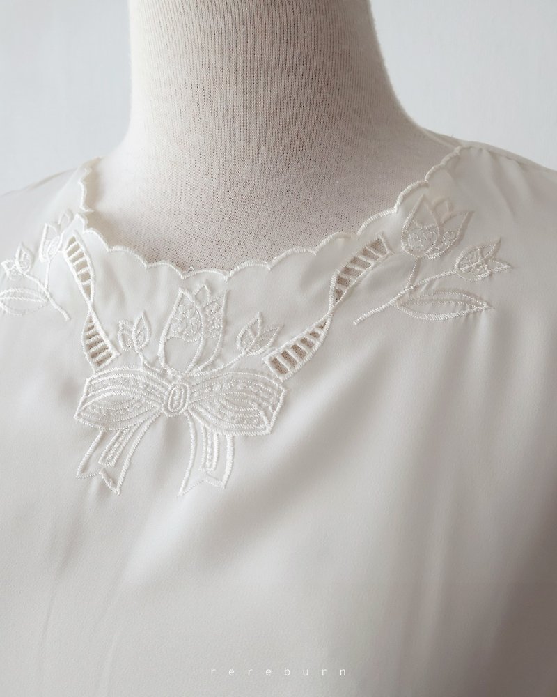 春夏日本製昭和復古花朵蝴蝶結刺繡圓領背後扣長袖米白色古著襯衫 - 恤衫 - 聚酯纖維 白色