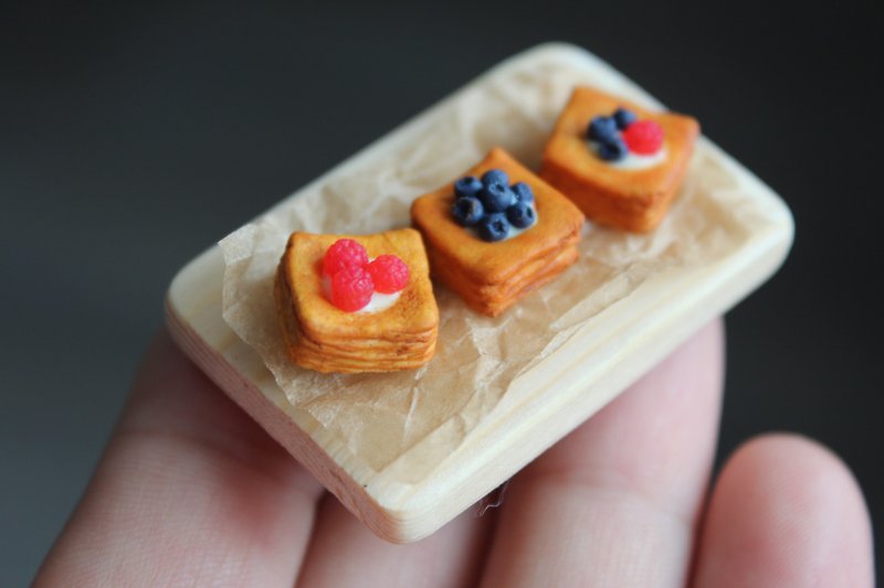 Miniature Puff Pastry Fruit Tarts, dollhouse miniature food - 玩偶/公仔 - 其他材質 多色