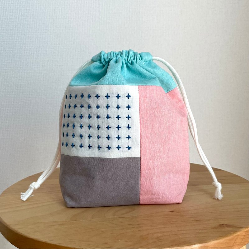 Gusseted sashiko drawstring bag, patchwork, mint green, red, colorful, gift, Japanese, patchwork, present, Japanese handmade, pouch, accessory case, Christmas - กระเป๋าเครื่องสำอาง - ผ้าฝ้าย/ผ้าลินิน สีแดง