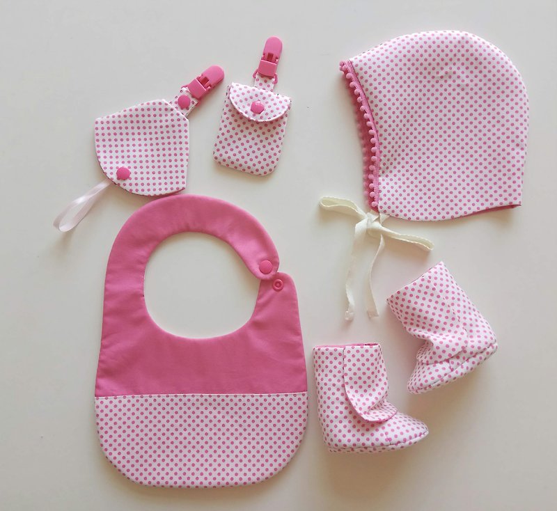 彌月禮物 圍兜+平安符袋+二合一奶嘴夾+嬰兒靴+嬰兒帽 新生兒專屬 - 彌月禮盒 - 棉．麻 粉紅色