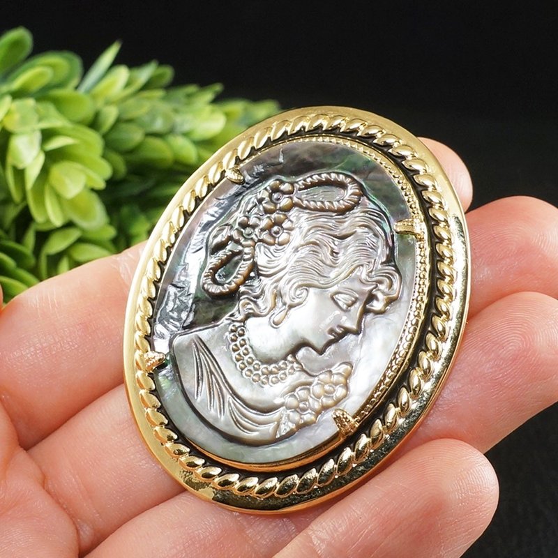 Gray Mother of Pearl Lady Girl Cameo Golden Oval Victorian Brooch Pin Jewelry - 胸針 - 貝殼 金色