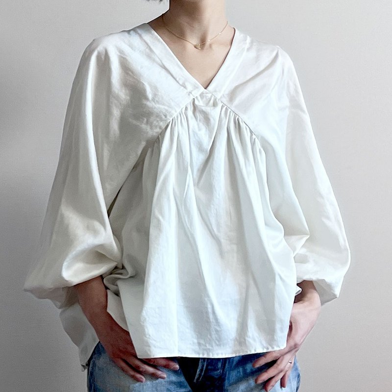 Cotton soft satin V-neck raglan cross-cut blouse Grayish white Made-to-order - เสื้อเชิ้ตผู้หญิง - ผ้าฝ้าย/ผ้าลินิน ขาว