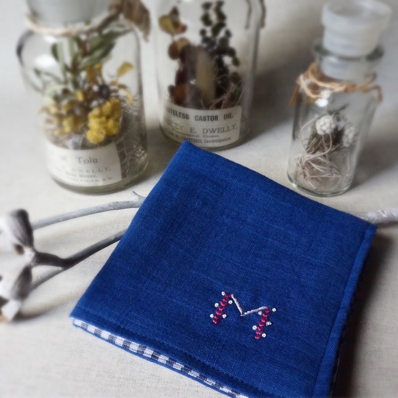 Hand embroidered quadruple gauze handkerchief initialA~Z 3(order-receiving - ผ้าเช็ดหน้า - ผ้าฝ้าย/ผ้าลินิน สีน้ำเงิน