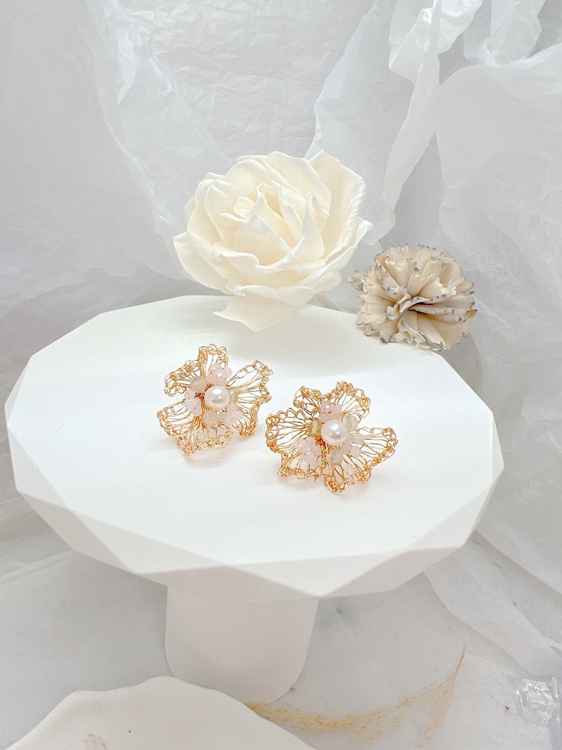 [Metal Braid Series] Triangle Flower Pearl On-Ear Outline Braided Earrings and Clip-On Earrings - Earrings & Clip-ons - Pearl Gold