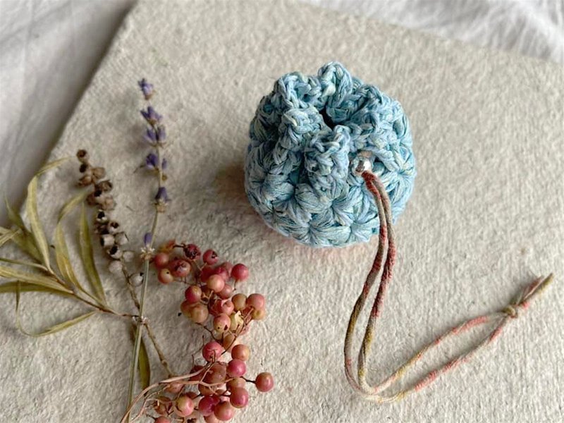 Knitting 生命之花束口御守 - 我中有你 稍高款 - 吊飾/掛飾 - 棉．麻 藍色