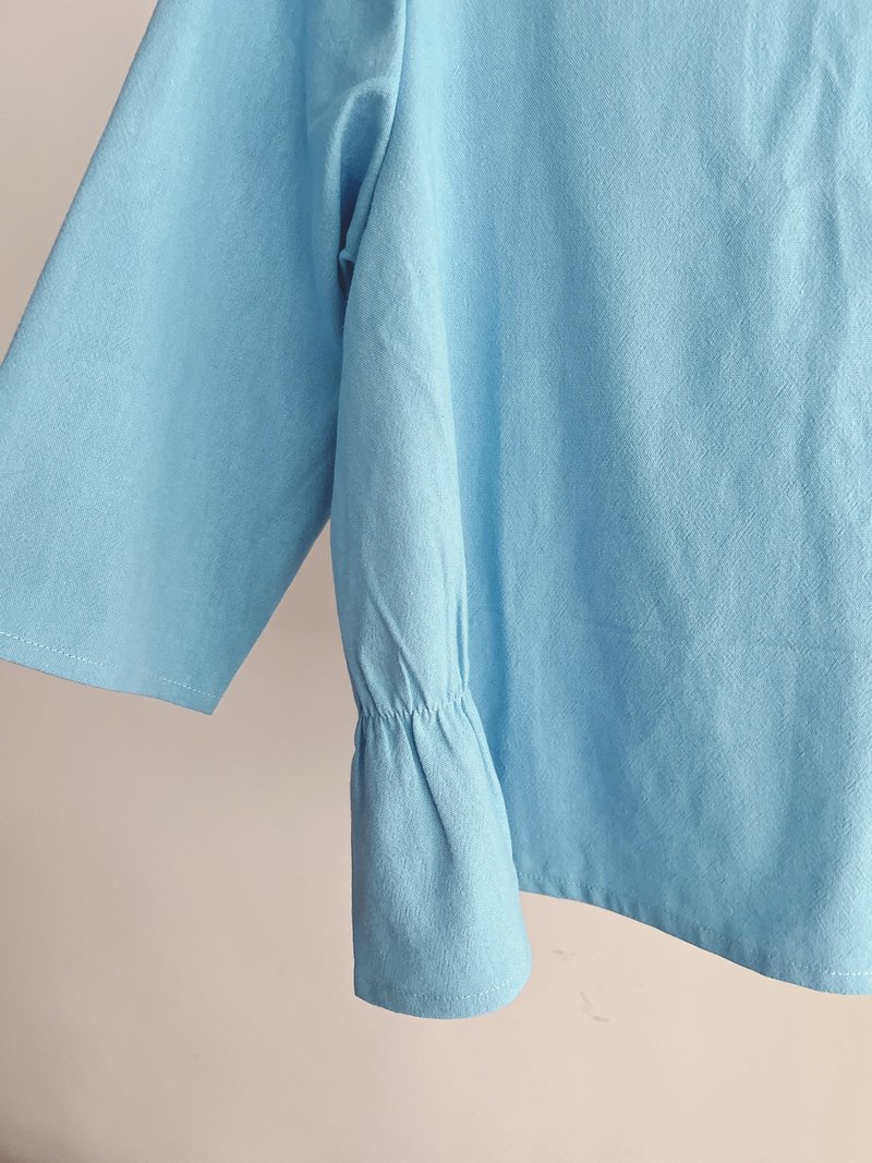 Heart Flower Series-Light blue wrinkled comfortable Linen three-quarter sleeve top - เสื้อผู้หญิง - ผ้าฝ้าย/ผ้าลินิน สีน้ำเงิน