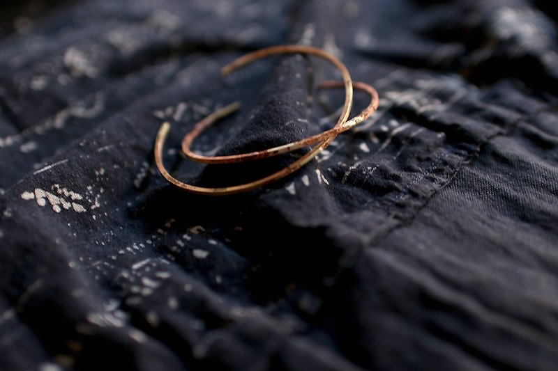 MU eclipse solar eclipse series thin Bronze C-shaped single-turn bracelet - Bracelets - Other Metals Gold