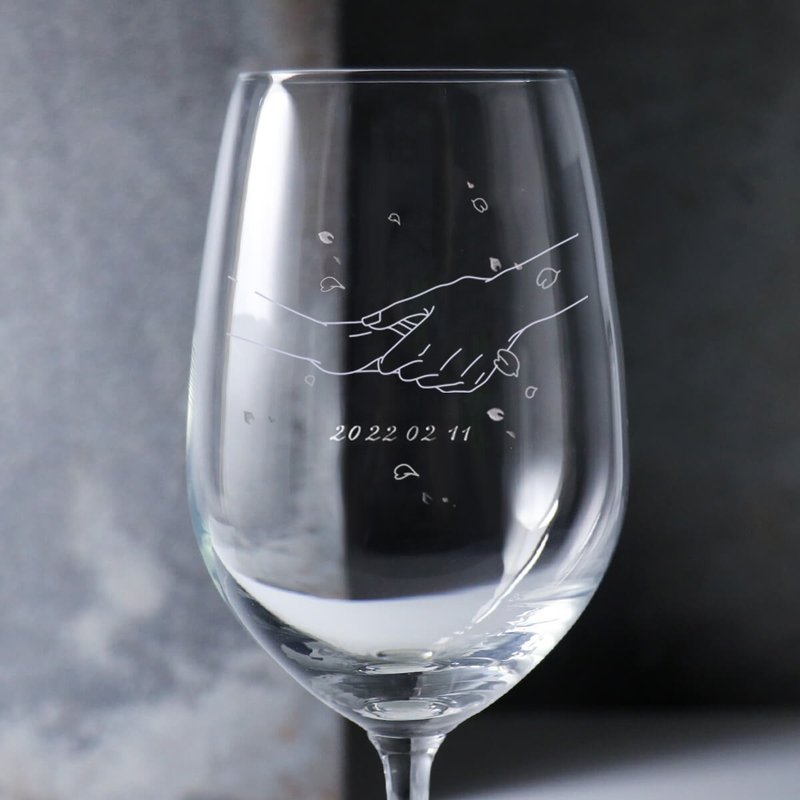 425cc [Love Under the Cherry Blossoms] Holding Hands Red Wine Glass - Bar Glasses & Drinkware - Glass Gray