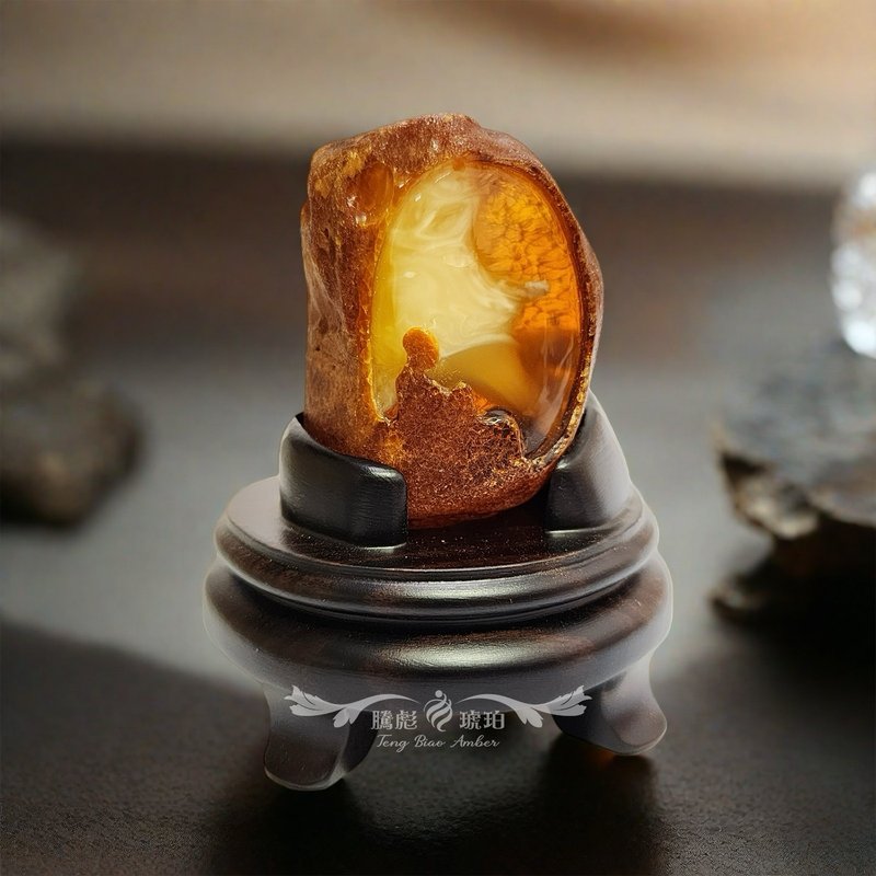 騰彪琥珀 天然琥珀蜜蠟 金絞白蜜蠟悟道掛擺件 收藏級擺飾 附保卡 - 擺飾/家飾品 - 半寶石 橘色
