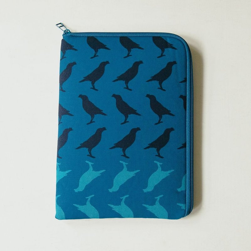 10.5" iPad Sleeve/Crested Myna No.5/Dark Lake Blue - เคสแท็บเล็ต - ผ้าฝ้าย/ผ้าลินิน สีน้ำเงิน