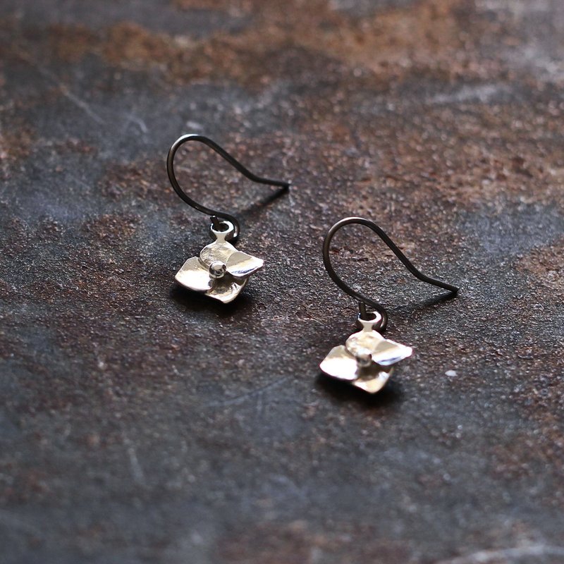 Small Hydrangea Hana [SV] Earrings P526 - Earrings & Clip-ons - Other Metals Silver