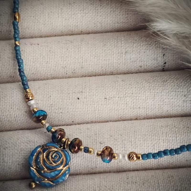 Blue rose texture beaded necklace - สร้อยคอ - แก้ว สีน้ำเงิน